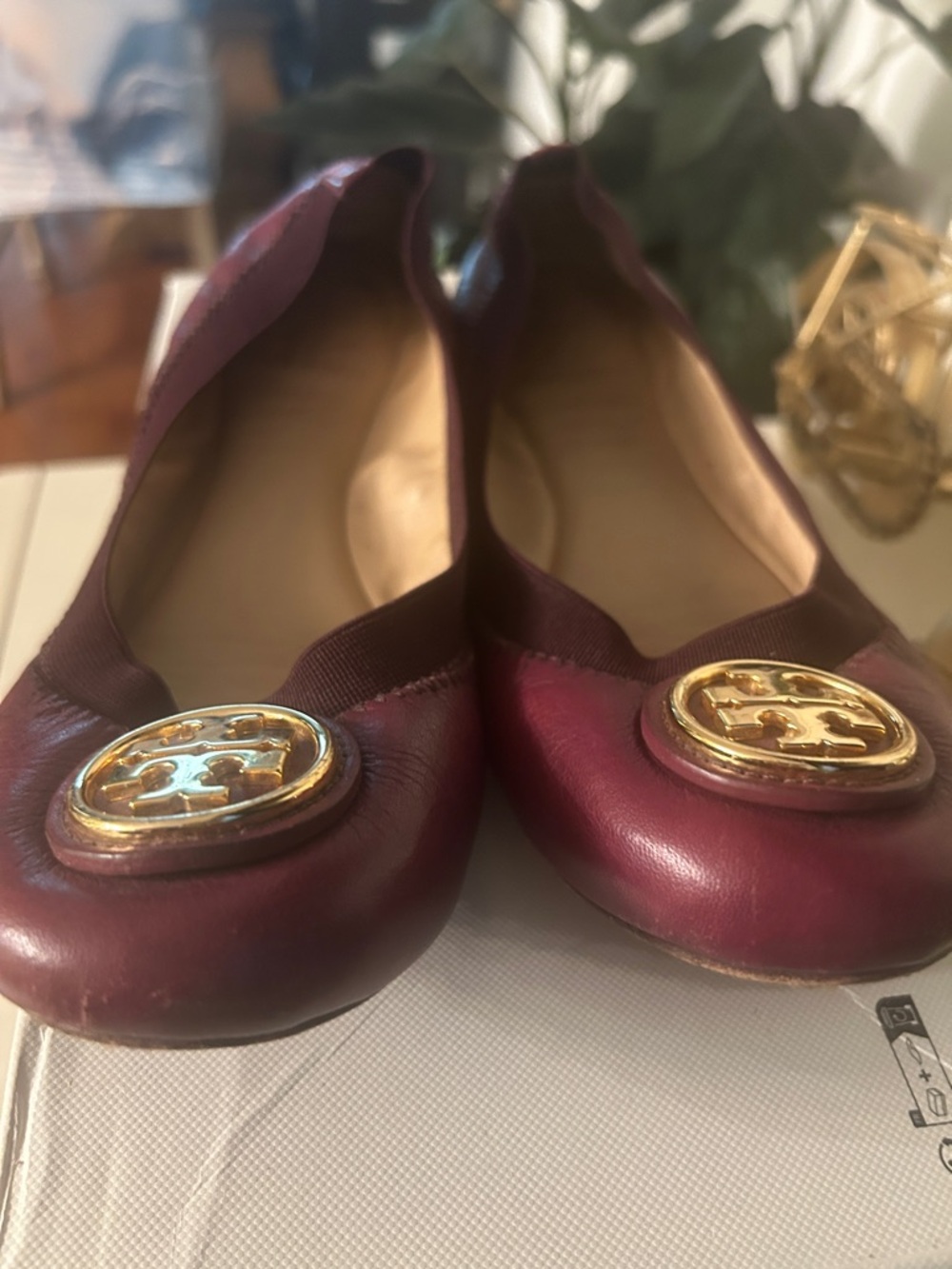 Tory Burch Wine Burgundy Leather Logo Ballet Flats - Picture 3 of 6